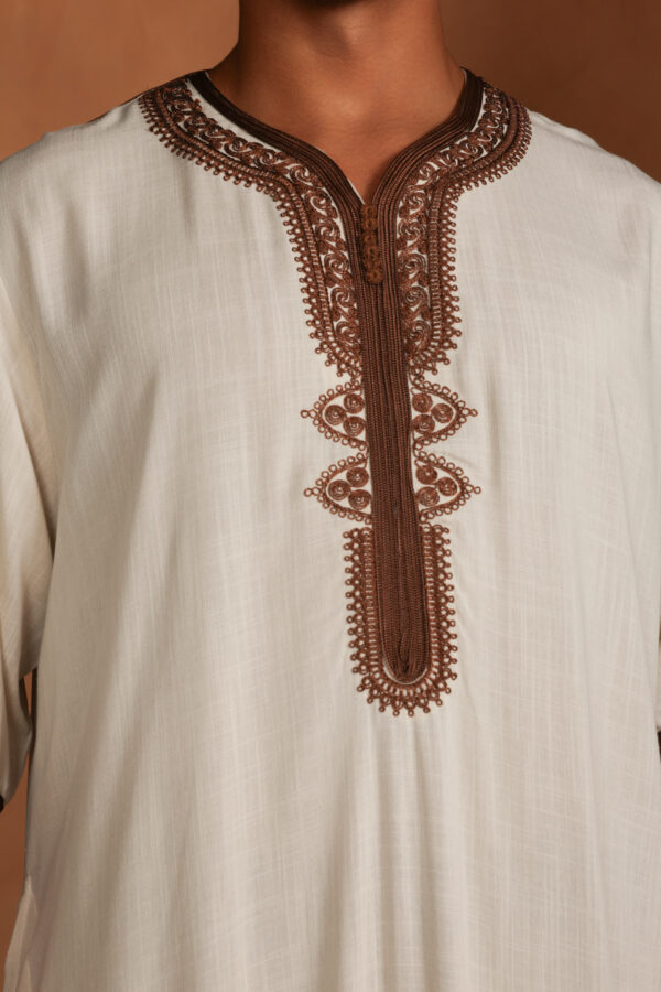 Jalaba Omar - Beige Short-Sleeved Men’s Jalaba – Lightweight Linen with Embroidered Detailing