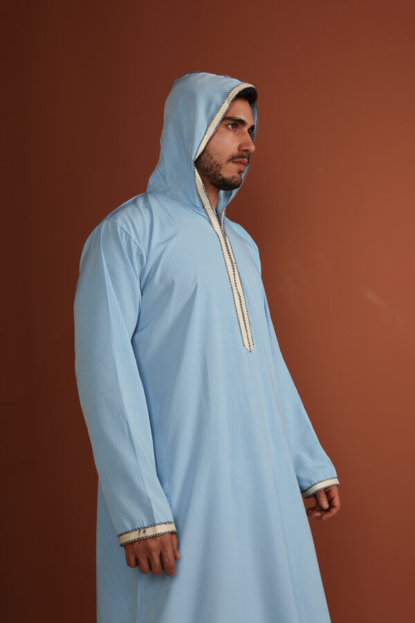 Qamis AbdelRahmne - Qamis de hombre con capucha azul cielo - Tejido ligero Zibda | Diseño clásico omaní