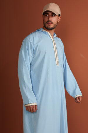 Qamis AbdelRahmne - Qamis de hombre con capucha azul cielo - Tejido ligero Zibda | Diseño clásico omaní