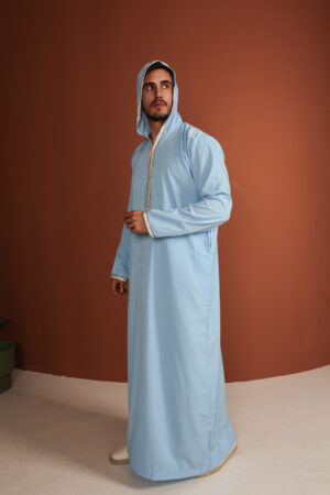 Qamis AbdelRahmne - Qamis de hombre con capucha azul cielo - Tejido ligero Zibda | Diseño clásico omaní