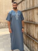 Qamis Aness - Steel Blue Short-Sleeve Hommes Qamis - Premium Ebony Satin | Intricate Embroidery