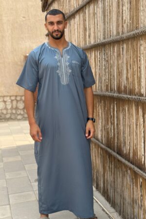 Qamis Aness - Steel Blue Short-Sleeve Hommes Qamis - Premium Ebony Satin | Intricate Embroidery