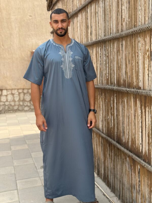 Qamis Aness - Steel Blue Short-Sleeve Hommes Qamis - Premium Ebony Satin | Intricate Embroidery