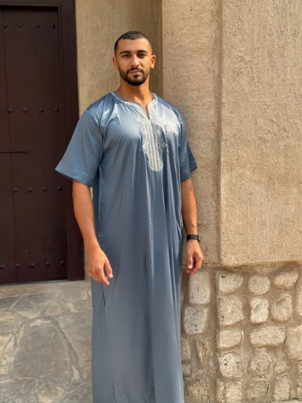 Qamis Aness - Steel Blue Short-Sleeve Hommes Qamis - Premium Ebony Satin | Intricate Embroidery