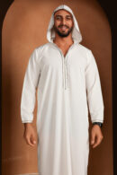 Qamis Bakary - Qamis blanc à capuche pour homme - Tissu Zibda léger | Design omanais classique