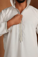 Qamis Bakary - Qamis blanc à capuche pour homme - Tissu Zibda léger | Design omanais classique