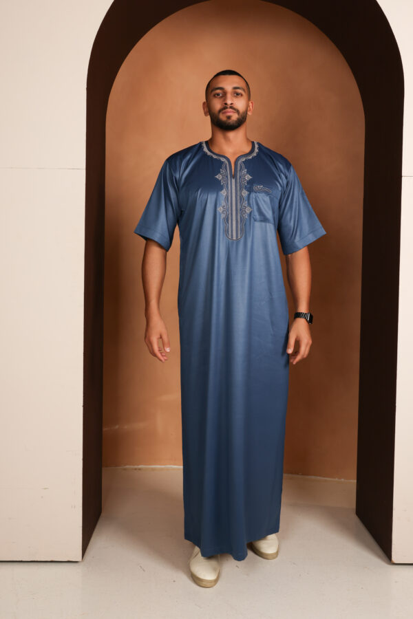 Qamis Issa - Bleu profond Manches courtes Hommes Qamis - Satin ébène de première qualité | Broderie élégante