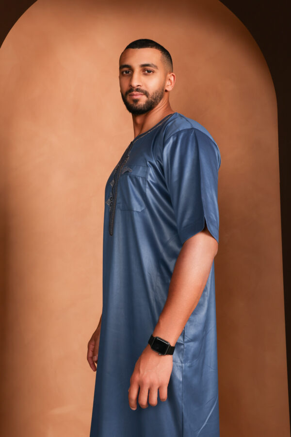 Qamis Issa - Bleu profond Manches courtes Hommes Qamis - Satin ébène de première qualité | Broderie élégante