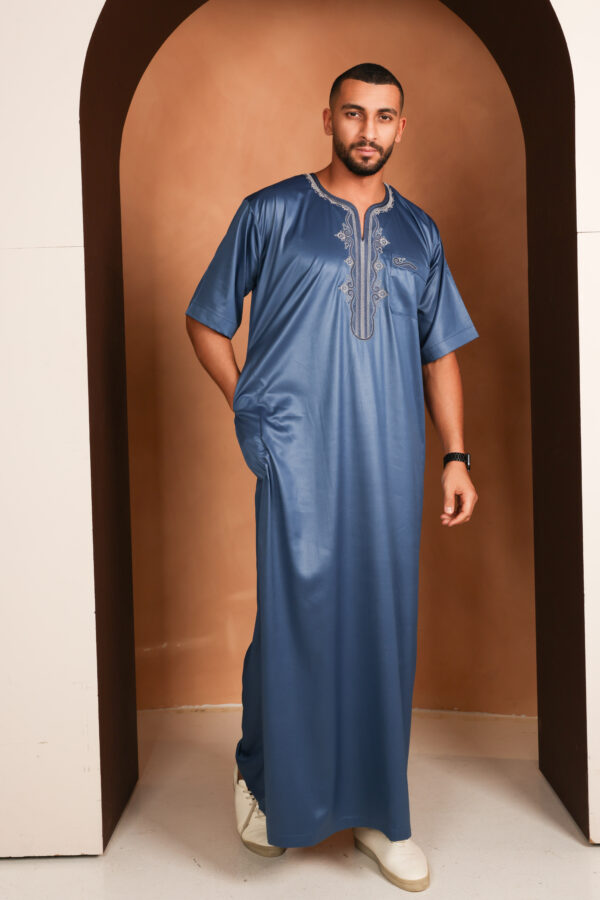 Qamis Issa - Bleu profond Manches courtes Hommes Qamis - Satin ébène de première qualité | Broderie élégante